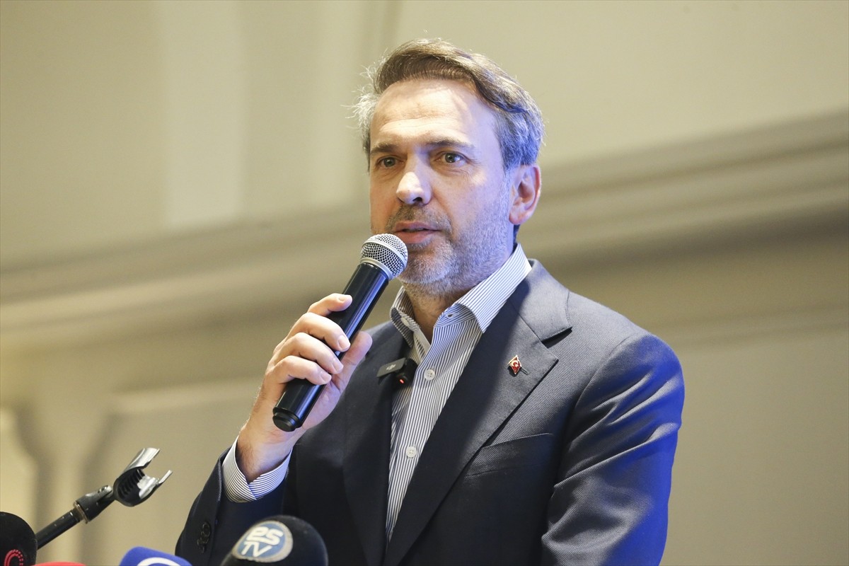 Kentteki programları için Ankara'dan Yüksek Hızlı Tren'le Eskişehir'e gelen Enerji ve Tabii...