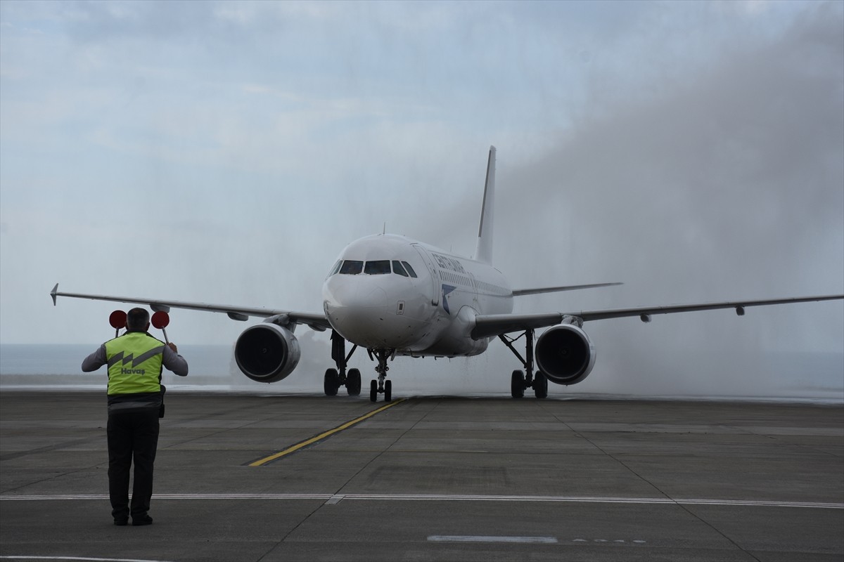 Trabzon ile Özbekistan'ın başkenti Taşkent arasında başlatılan karşılıklı uçak seferlerinin ilk...
