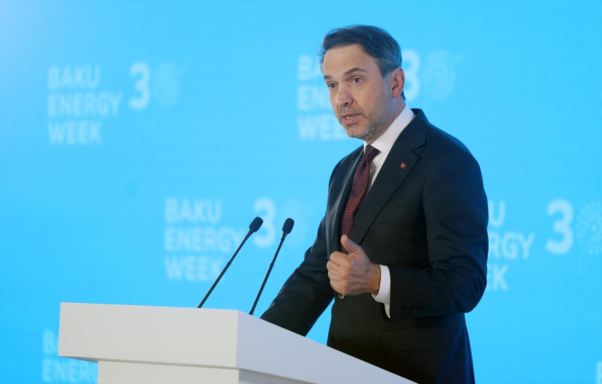 Enerji ve Tabii Kaynaklar Bakanı Alparslan Bayraktar (sağda), Azerbaycan'ın başkenti Bakü'de bu...