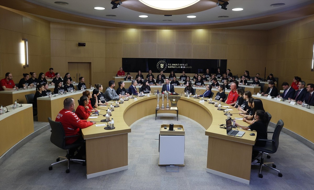  Enerji ve Tabii Kaynaklar Bakanı Alparslan Bayraktar, şampiyonluk kupalarını getiren BOTAŞ Spor...