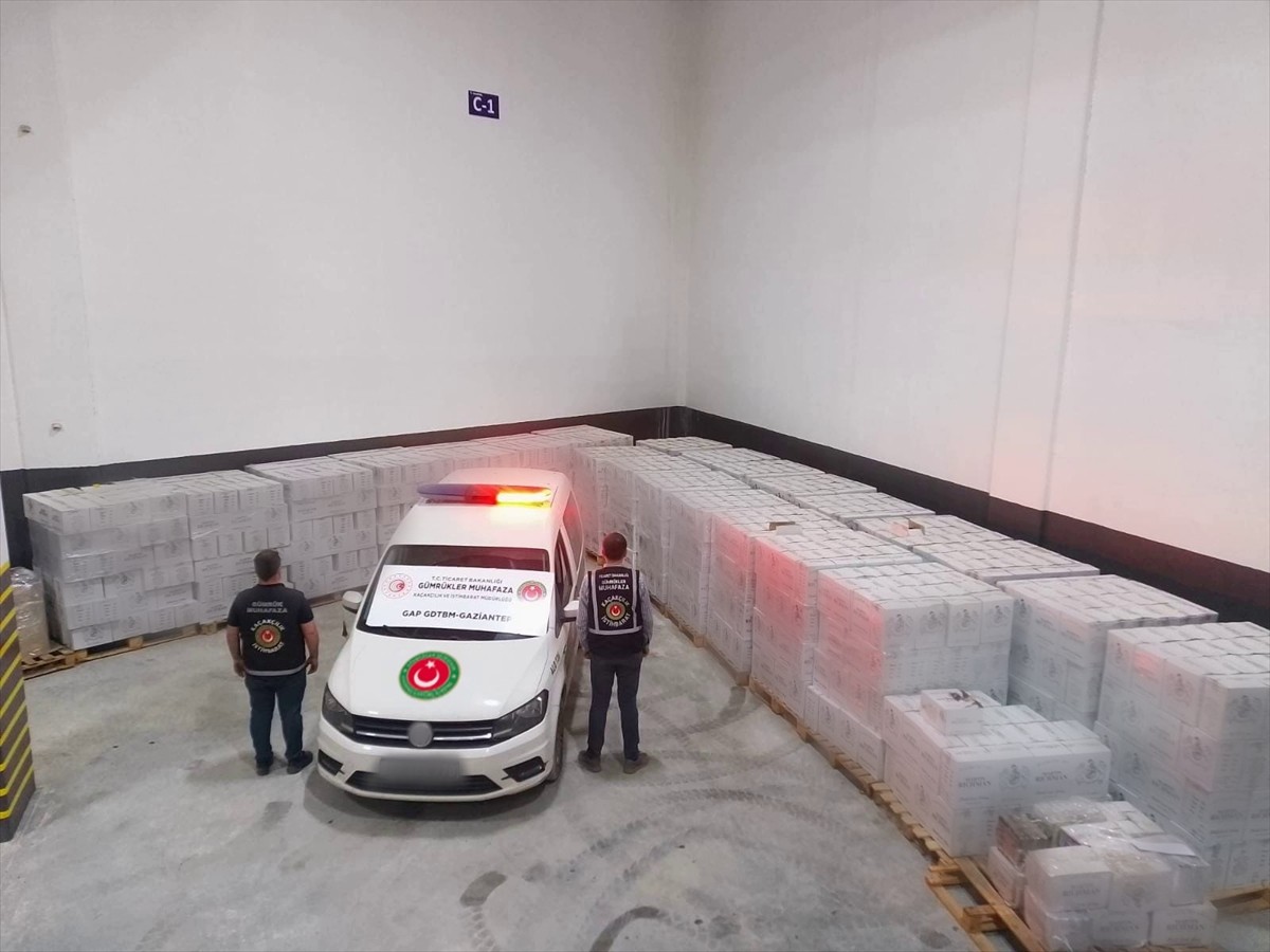 Ticaret Bakanlığı Gümrük Muhafaza ekiplerince Gaziantep-Şanlıurfa Otoyolu'nda gerçekleştirilen...