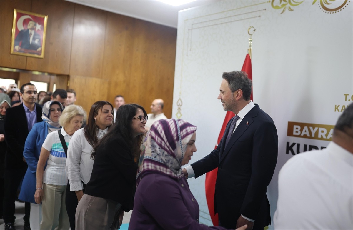 Enerji ve Tabii Kaynaklar Bakanı Alparslan Bayraktar, Bakanlık personeliyle bayramlaştı.