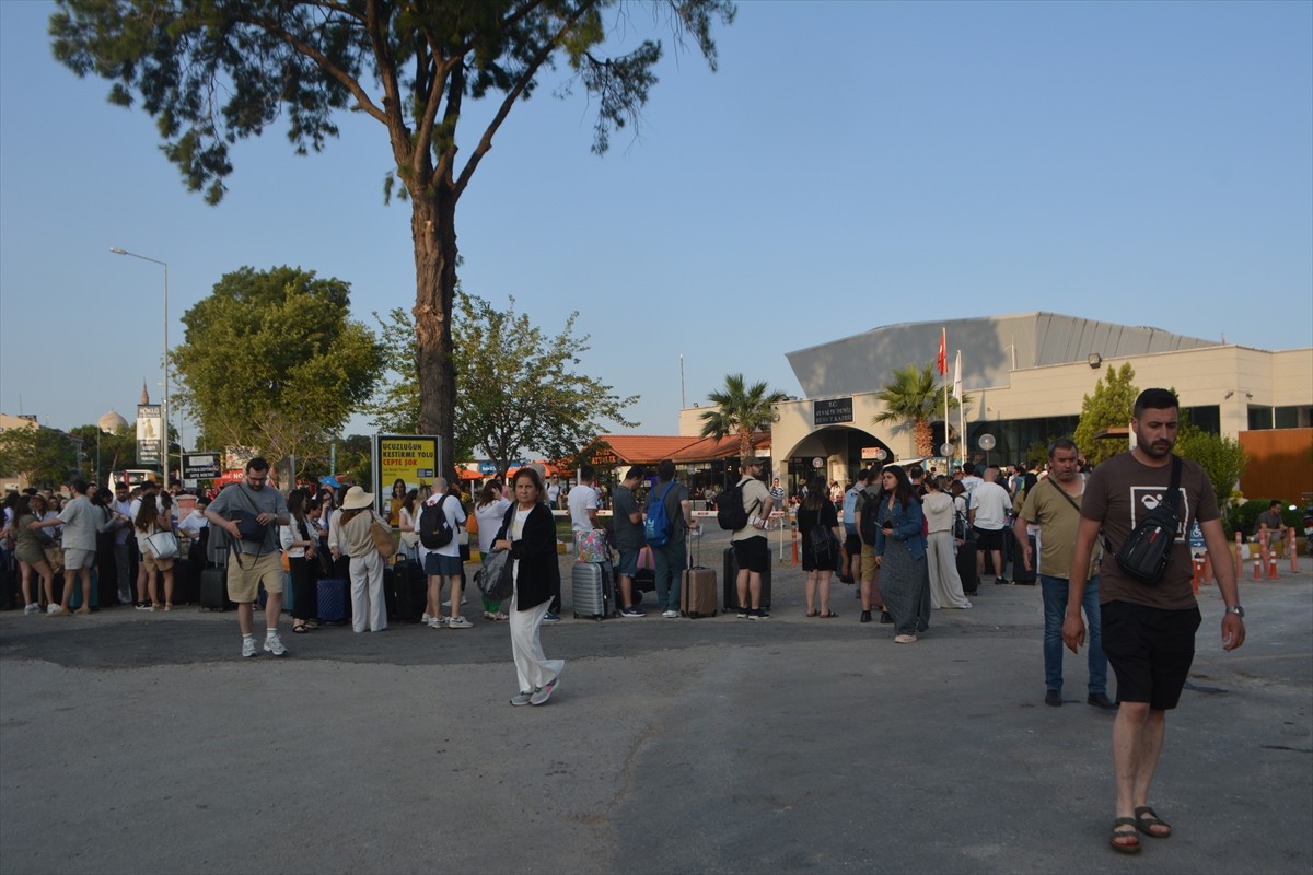 Kurban Bayramı tatilini Ege Denizi'ndeki Midilli Adası'nda geçirmek isteyenler, Balıkesir'in...