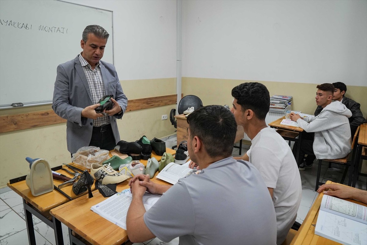Türkiye'nin önemli ayakkabı üretim merkezlerinden İzmir'de açılan mesleki eğitim merkezi, ayakkabı...