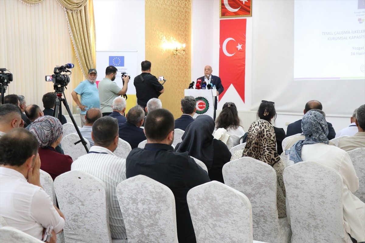 HAK-İŞ Genel Başkanı Mahmut Arslan, Yozgat'ta bir otelde düzenlenen, Uluslararası Çalışma Örgütü...