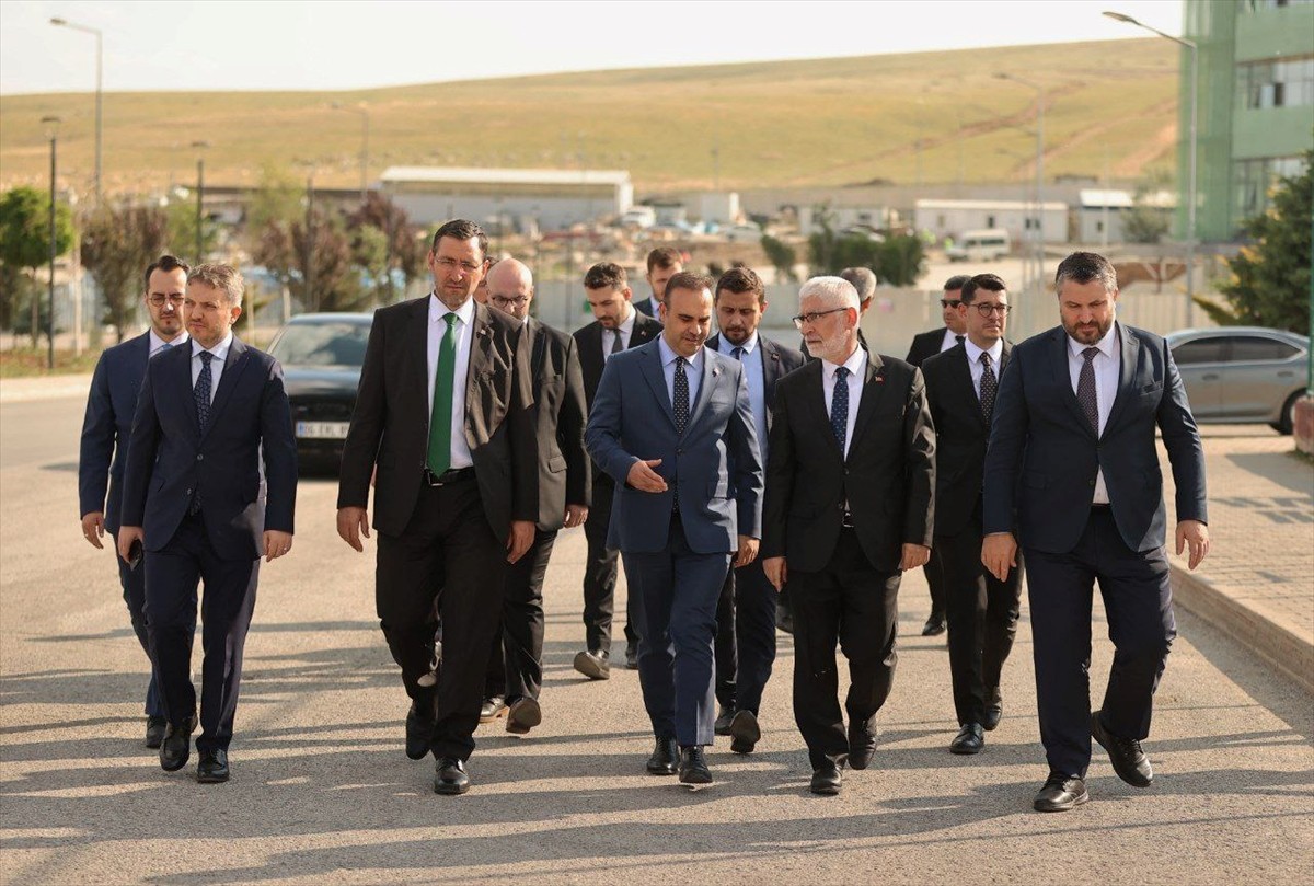 Sanayi ve Teknoloji Bakanı Mehmet Fatih Kacır (ortada), ROKETSAN'ı ziyaret etti. Bakan Kacır'a...