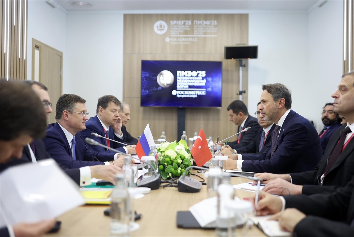 Enerji ve Tabii Kaynaklar Bakanı Alparslan Bayraktar (solda), Rusya Başbakan Yardımcısı Aleksandr...
