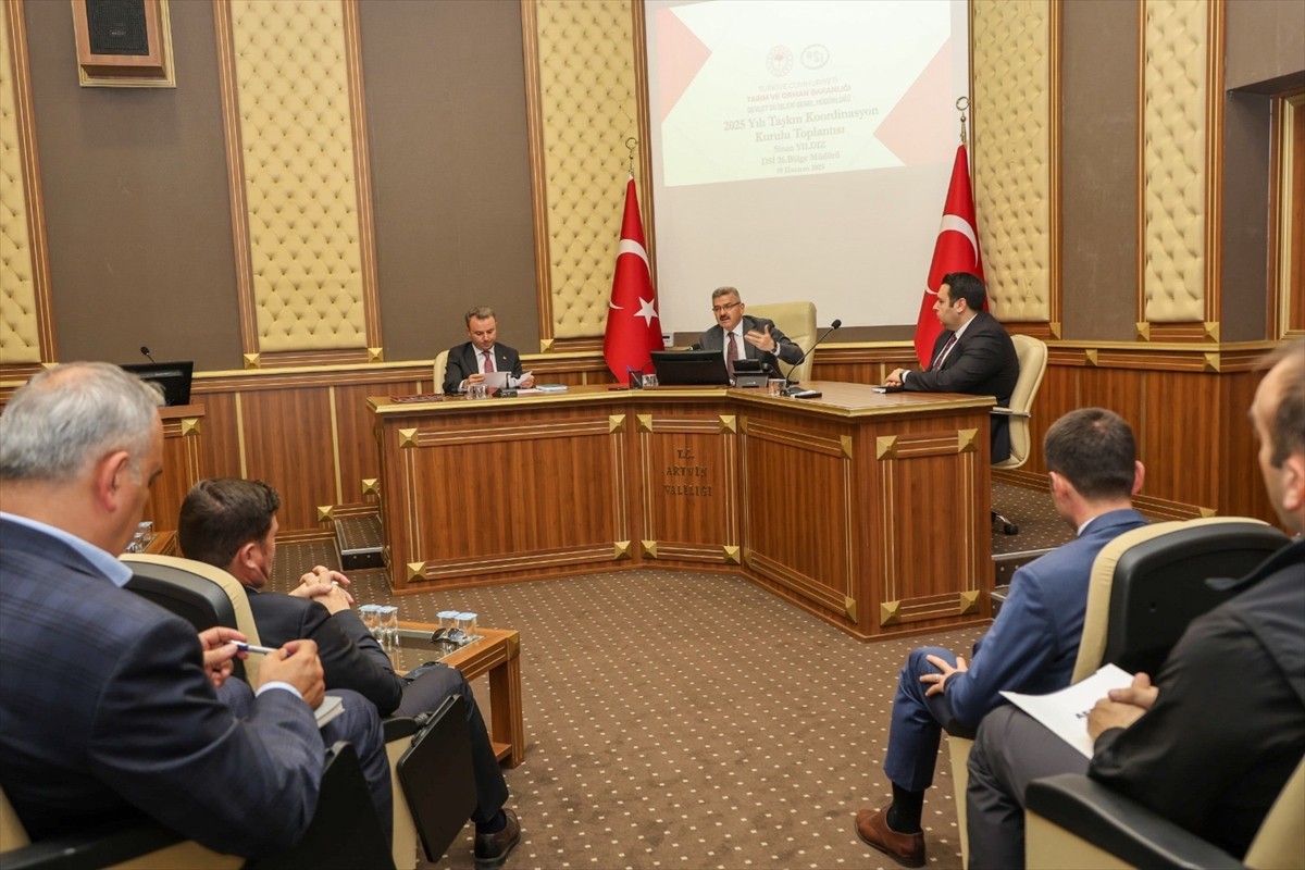 Artvin Valisi Turan Ergün (ortada), Valilik Çoruh Toplantı Salonu'nda düzenlenen Taşkın...