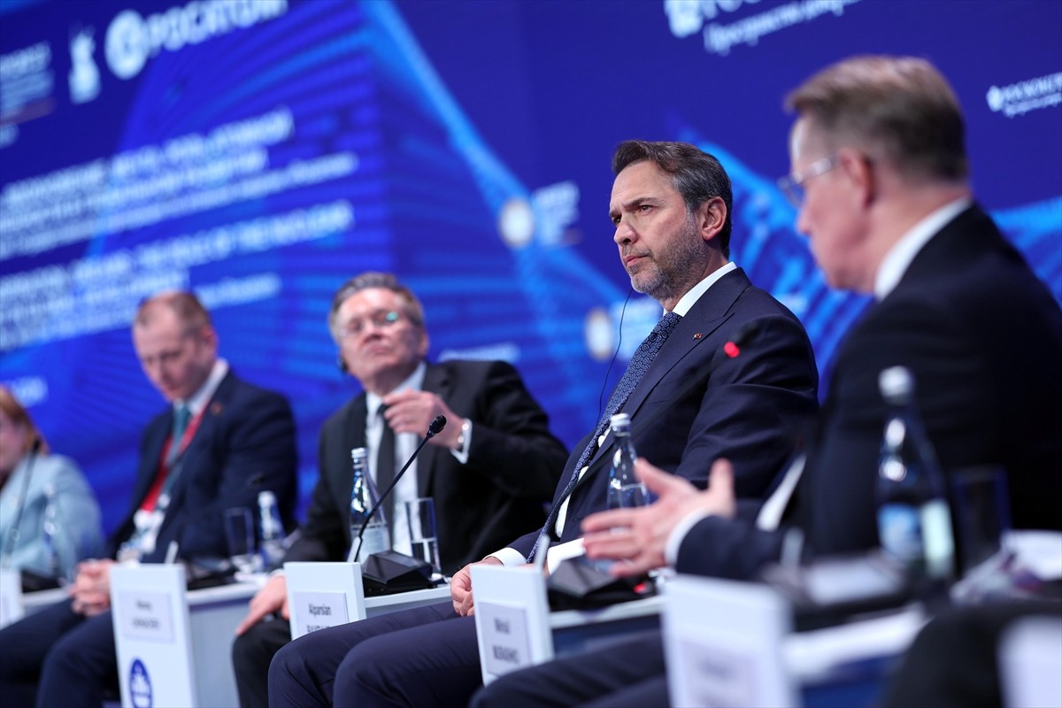 Enerji ve Tabii Kaynaklar Bakanı Alparslan Bayraktar (sağ 2), St. Petersburg Uluslararası Ekonomi...