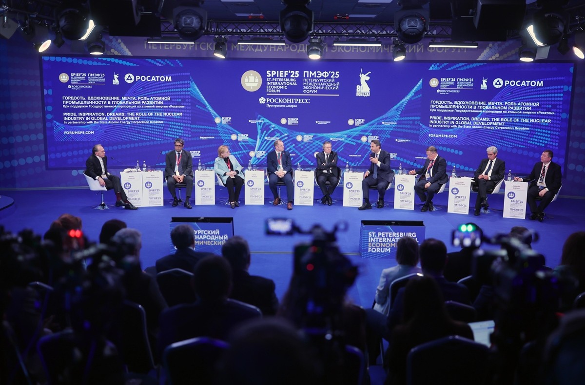 Enerji ve Tabii Kaynaklar Bakanı Alparslan Bayraktar (sağ 2), St. Petersburg Uluslararası Ekonomi...