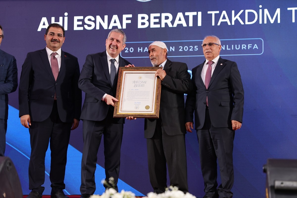 Ticaret Bakan Yardımcısı Mahmut Gürcan (Fotoğrafta), Ticaret Bakanlığınca esnaf ve sanatkarların...