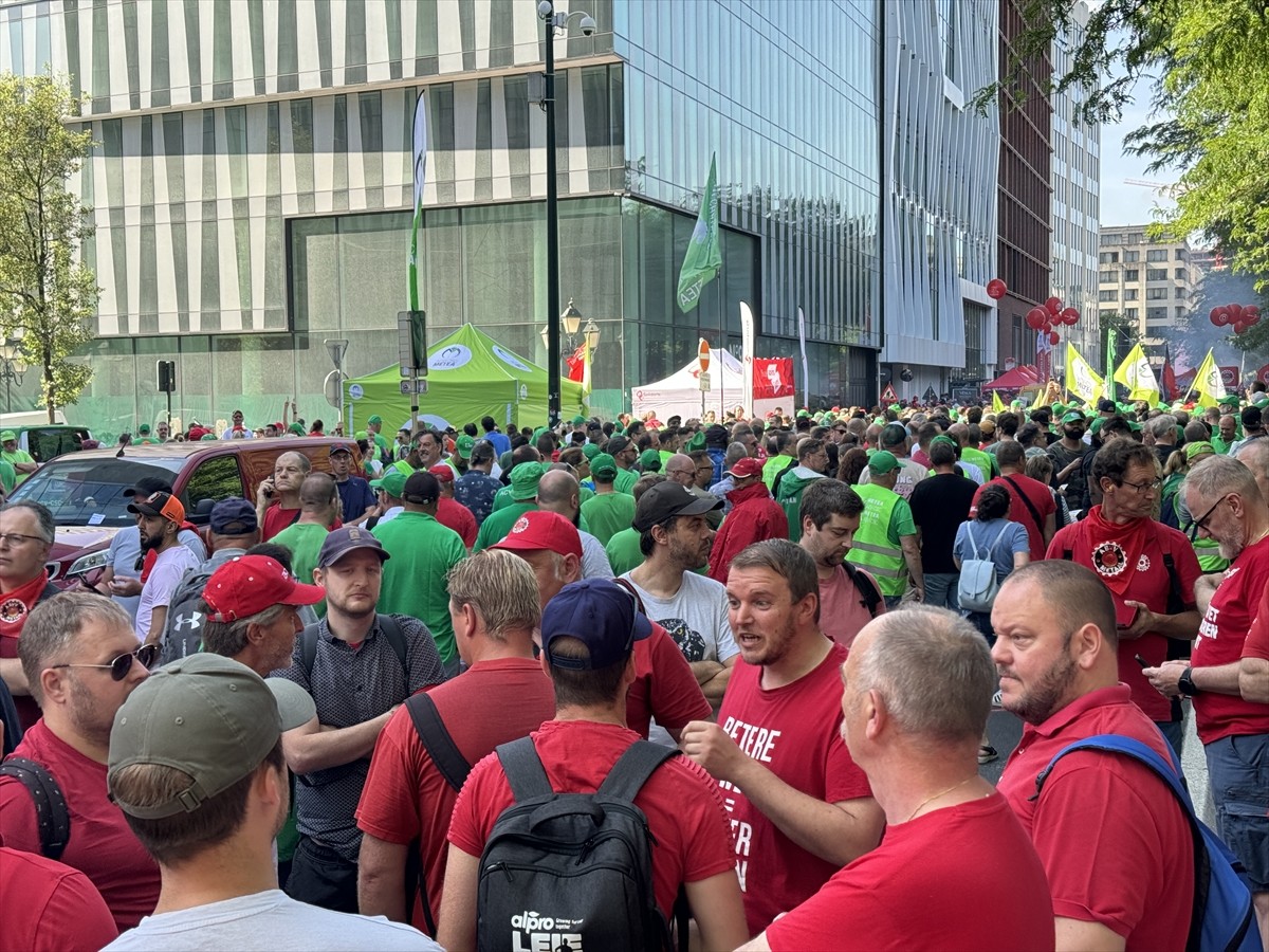 Belçika'daki bütün işçi sendikalarının çağrısıyla kamu ve özel sektörden çok sayıda çalışan...