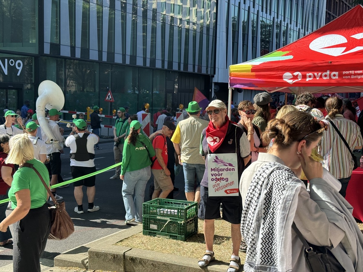 Belçika'daki bütün işçi sendikalarının çağrısıyla kamu ve özel sektörden çok sayıda çalışan...