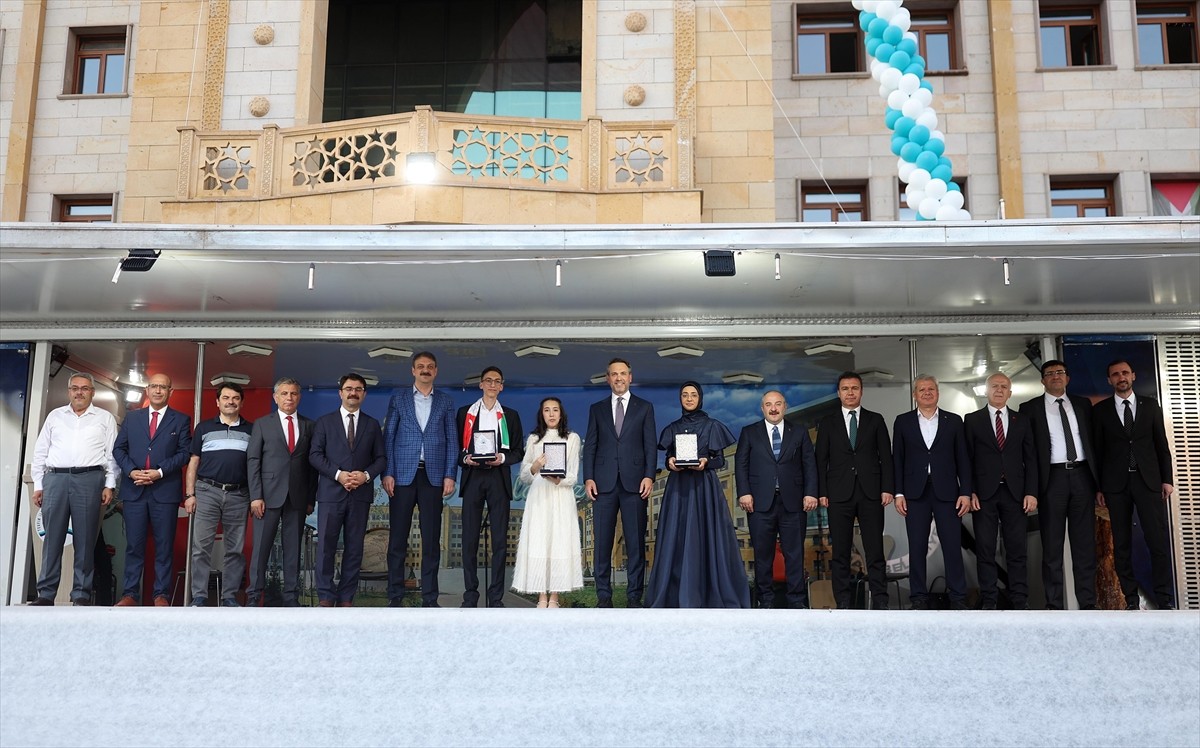 Enerji ve Tabii Kaynaklar Bakanı Alparslan Bayraktar, Tevfik İleri Anadolu İmam Hatip Lisesi'nde...