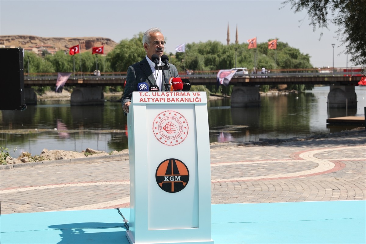 Ulaştırma ve Altyapı Bakanı Abdulkadir Uraloğlu, Nevşehir'in Avanos ilçesinde restorasyonu...