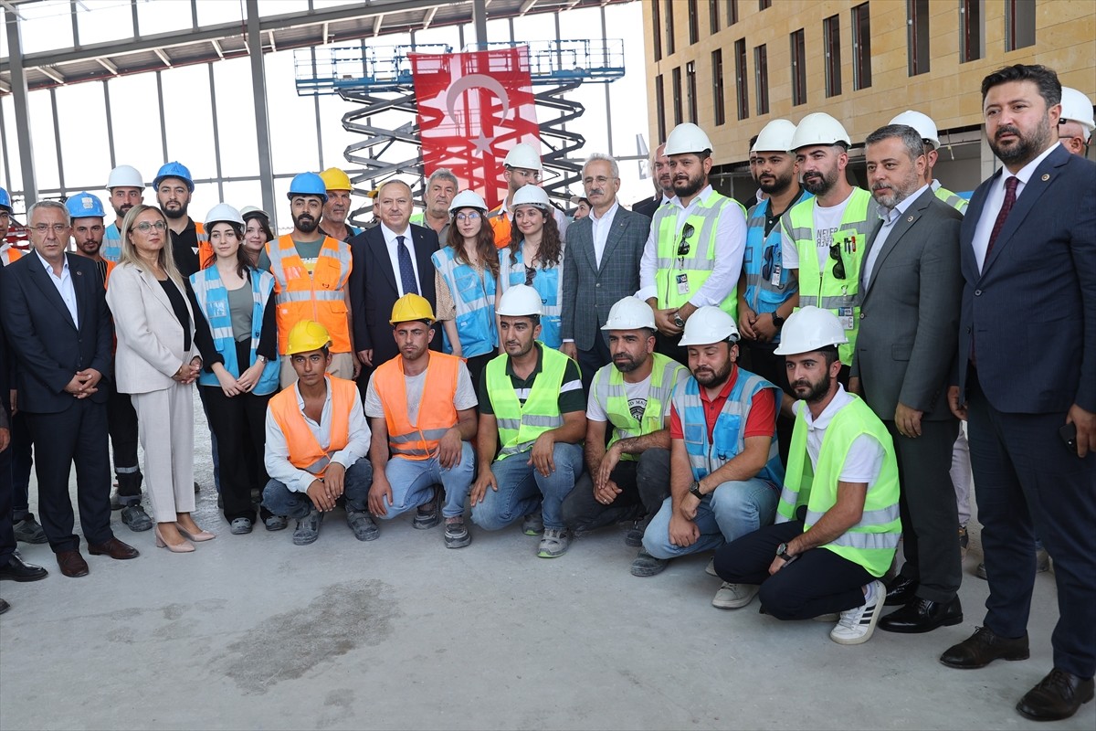 Ulaştırma ve Altyapı Bakanı Abdulkadir Uraloğlu (ortada), Nevşehir'de Kapadokya Havalimanı'nda...