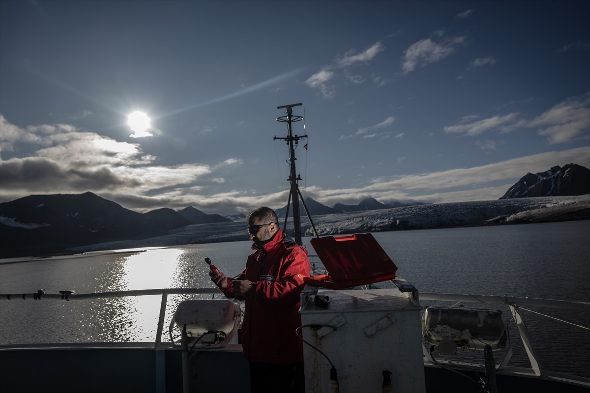 Türk bilim insanları, Kuzey Kutbu ve Güney Kutbu'ndaki bilimsel araştırma seferleriyle atmosfer ve...