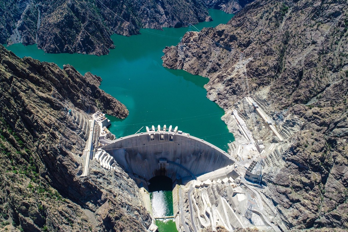 Türkiye'nin mühendislik gücünün simge yapılarından Yusufeli Barajı ve Hidroelektrik Santrali'nde...