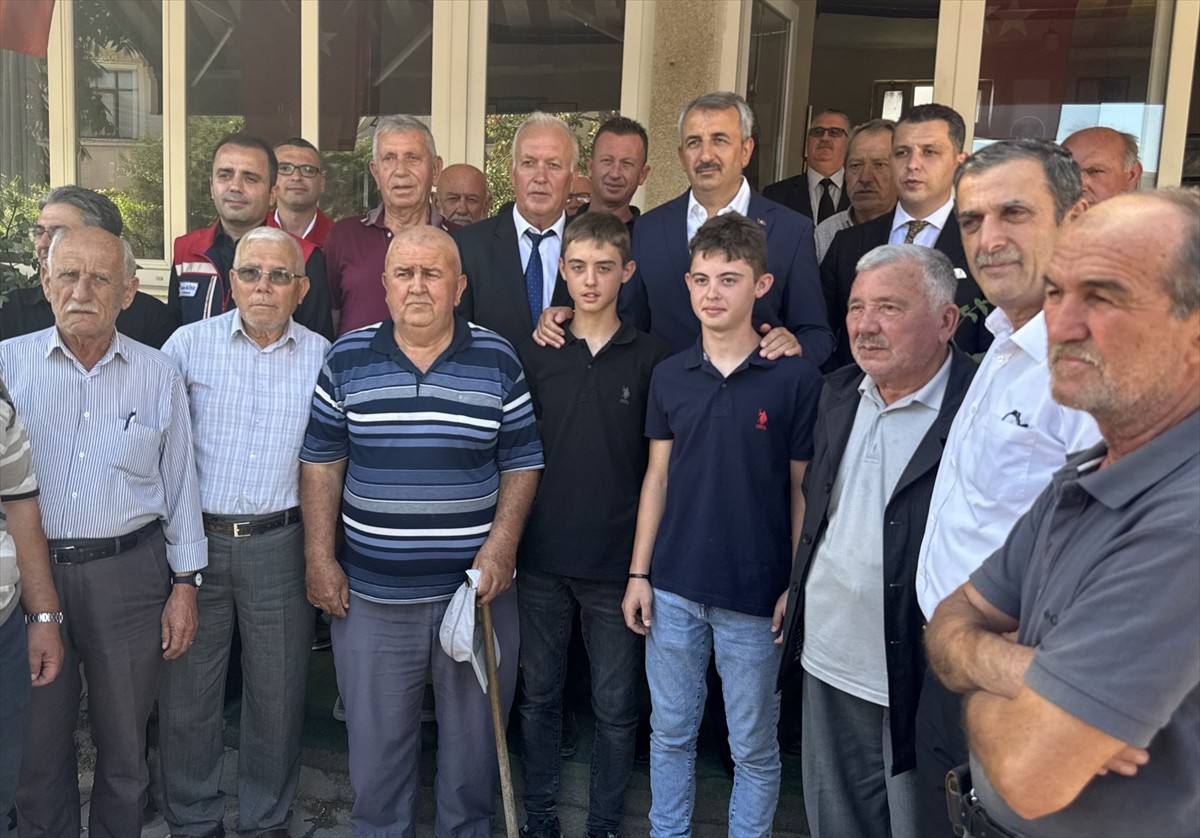Edirne'de köy kahvesinde vatandaşlarla sohbet eden Edirne Valisi Yunus Sezer, 15 yaşındaki ikiz...