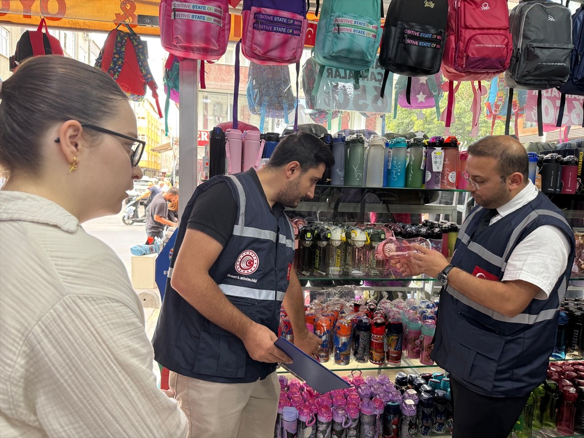 İstanbul Ticaret İl Müdürlüğü ekipleri, kentte 2025-2026 yılı eğitim öğretim dönemi öncesinde...