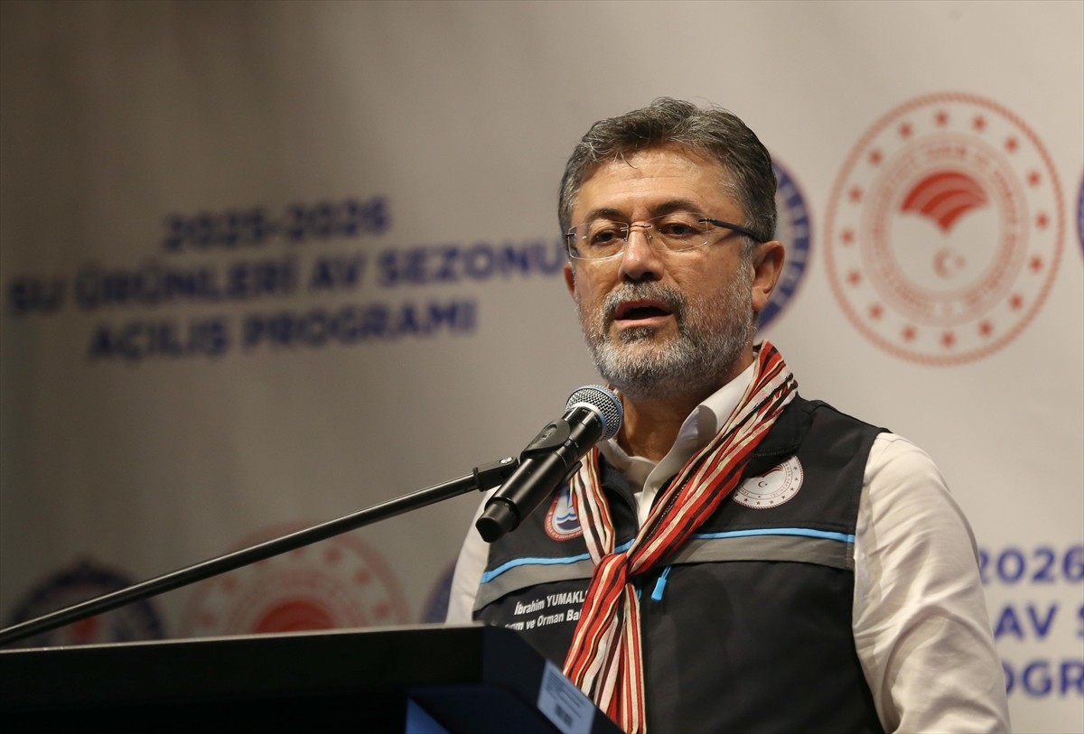 Tarım ve Orman Bakanı İbrahim Yumaklı, Çarşıbaşı ilçesindeki Yoroz Balıkçı Barınağı'nda düzenlenen...