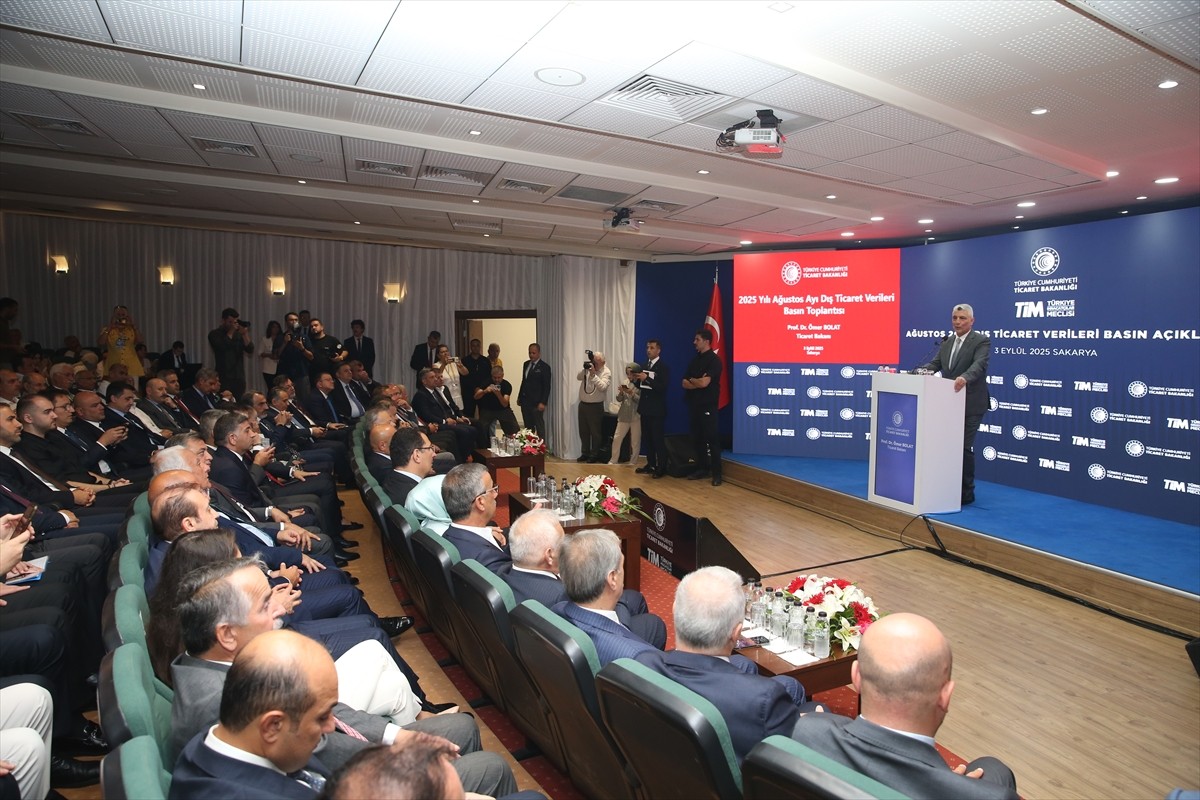 Ticaret Bakanı Ömer Bolat (sol 4), Sakarya Ticaret ve Sanayi Odası'nda düzenlenen toplantıya...