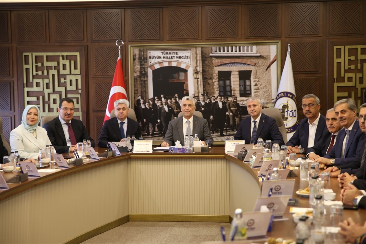 Ticaret Bakanı Ömer Bolat (solda), Sakarya Valiliği'ni ziyaret ederek, Şeref Defteri'ni imzaladı....