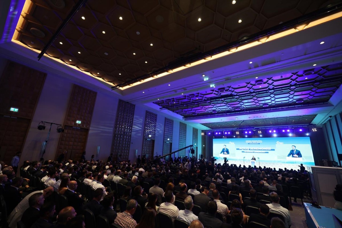 Enerji ve Tabii Kaynaklar Bakanı Alparslan Bayraktar, Türkiye Rüzgar Enerjisi Birliğinin (TÜREB)...