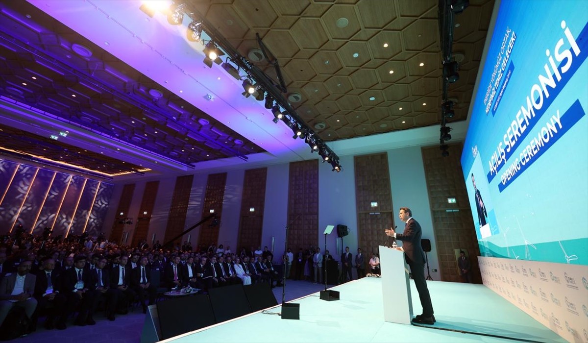 Enerji ve Tabii Kaynaklar Bakanı Alparslan Bayraktar, Türkiye Rüzgar Enerjisi Birliğinin (TÜREB)...