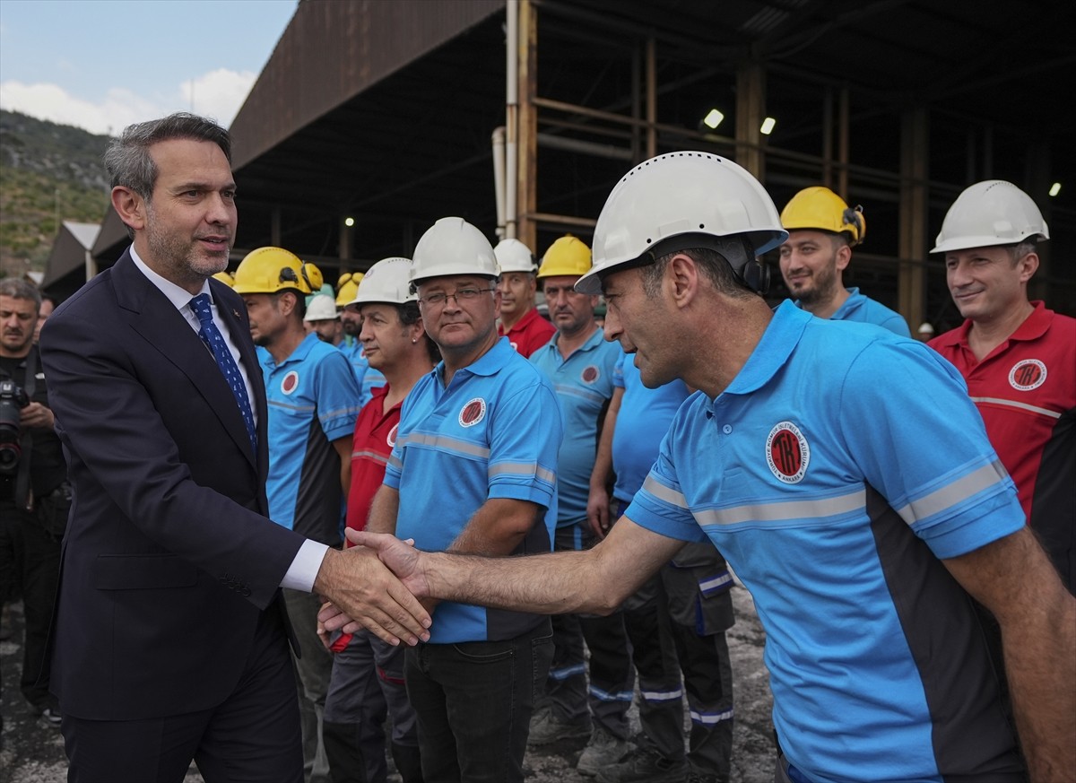 Enerji ve Tabii Kaynaklar Bakanı Alparslan Bayraktar, Manisa'nın Soma ilçesindeki Dereköy Maden...