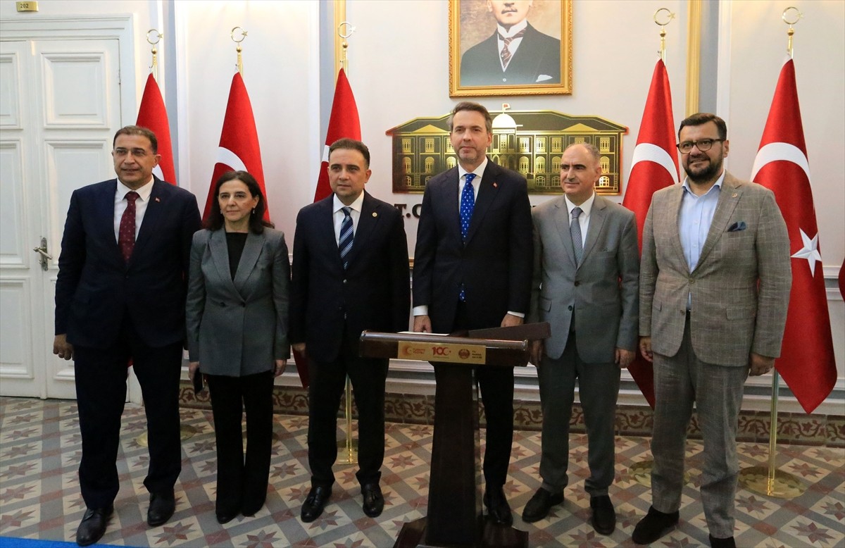 Enerji ve Tabii Kaynaklar Bakanı Alparslan Bayraktar (ortada), Manisa Valiliği'ni ziyaret etti.