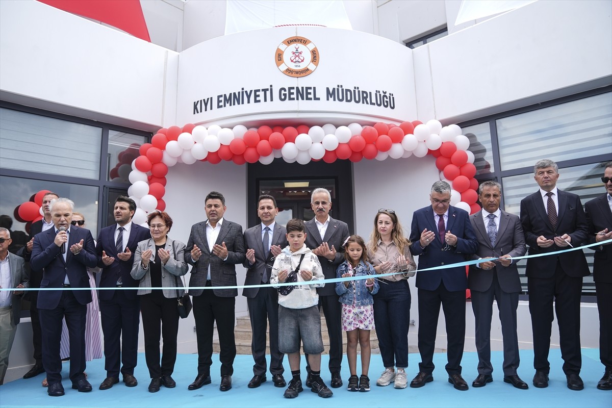 Ulaştırma ve Altyapı Bakanı Abdulkadir Uraloğlu, Kaptan Fahrettin Aksu Kılavuzluk İstasyonu'nun...