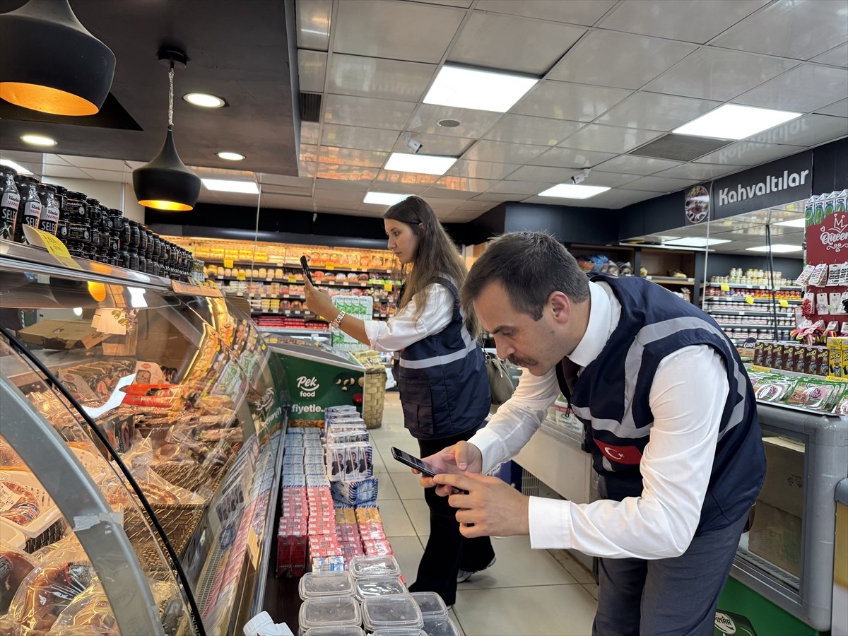 Ticaret Bakanlığı ekipleri, İstanbul Ticaret İl Müdürü İsmail Menteşe'nin (sol 2) ile birlikte...