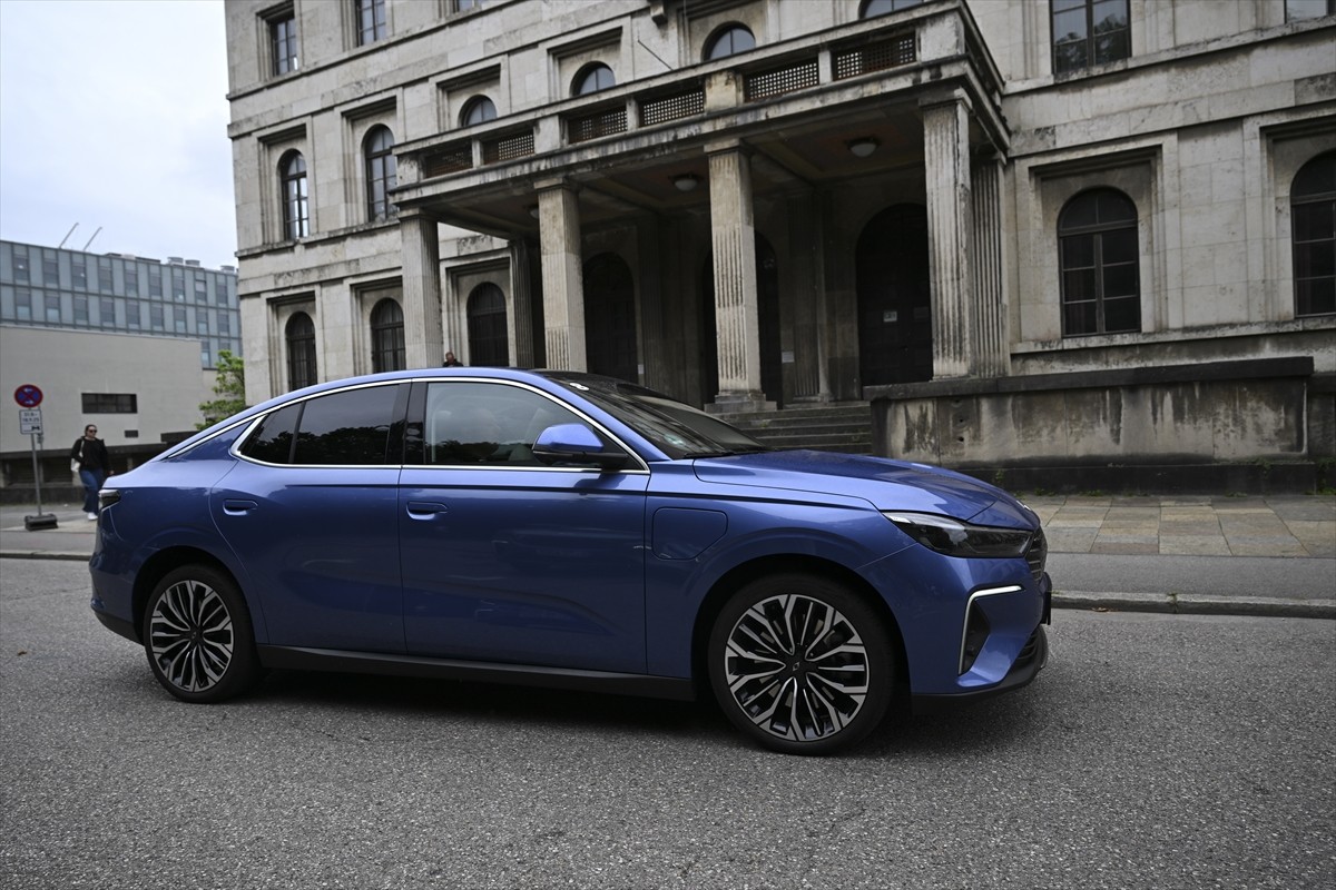 Münih'in tarihi meydanı Königsplatz'da yer alan Togg test araçları, tüm yerli ve yabancı...