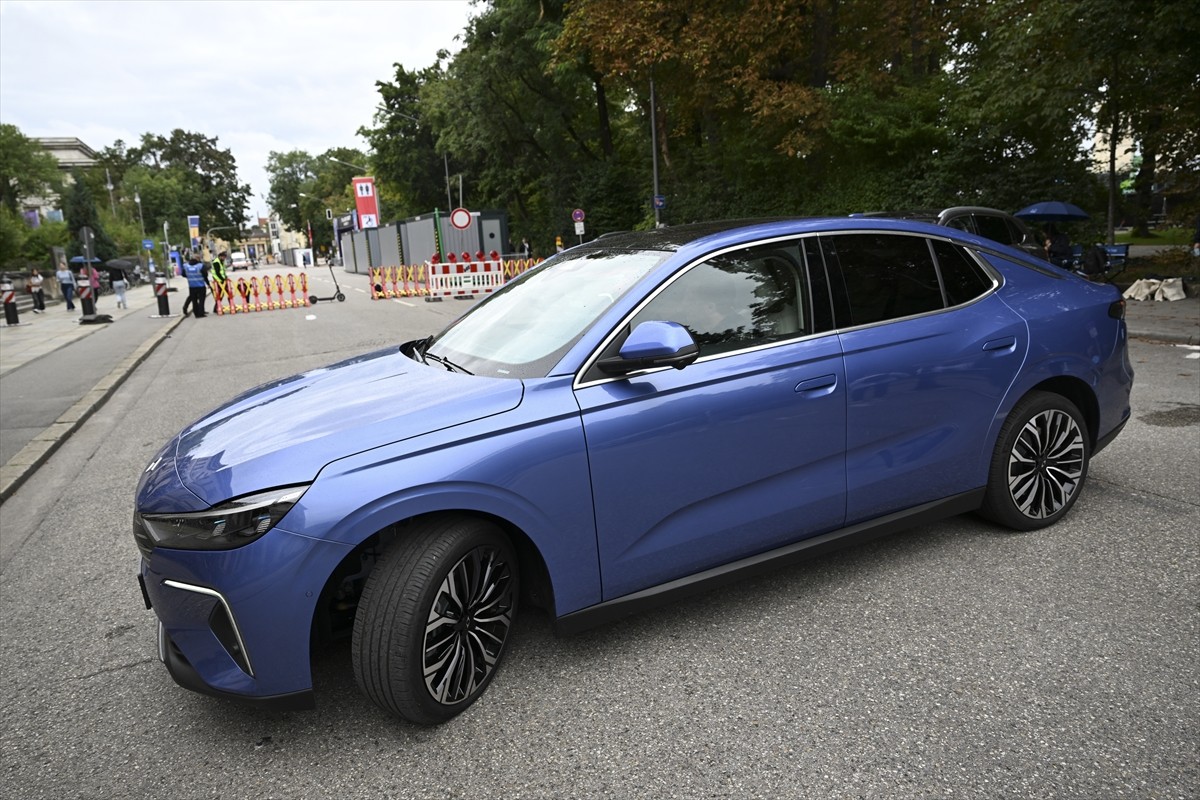 Münih'in tarihi meydanı Königsplatz'da yer alan Togg test araçları, tüm yerli ve yabancı...