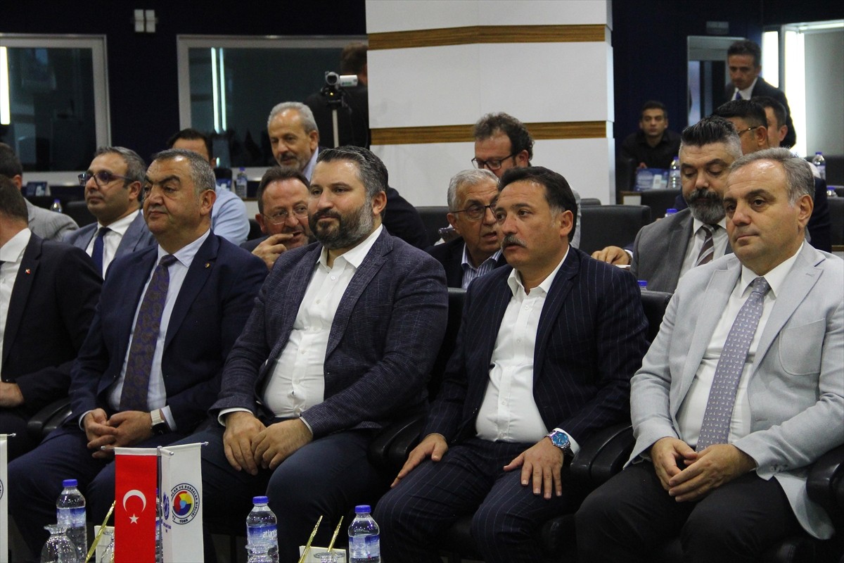 Sanayi ve Teknoloji Bakan Yardımcısı Oruç Baba İnan (sağ 3), Kayseri Sanayi Odası'nda (KAYSO)...