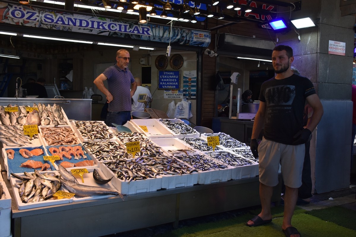 Trabzon'daki balıkçı tezgahlarında hamsinin kilogramı 100 liradan satılıyor. Ortahisar ilçesinin...
