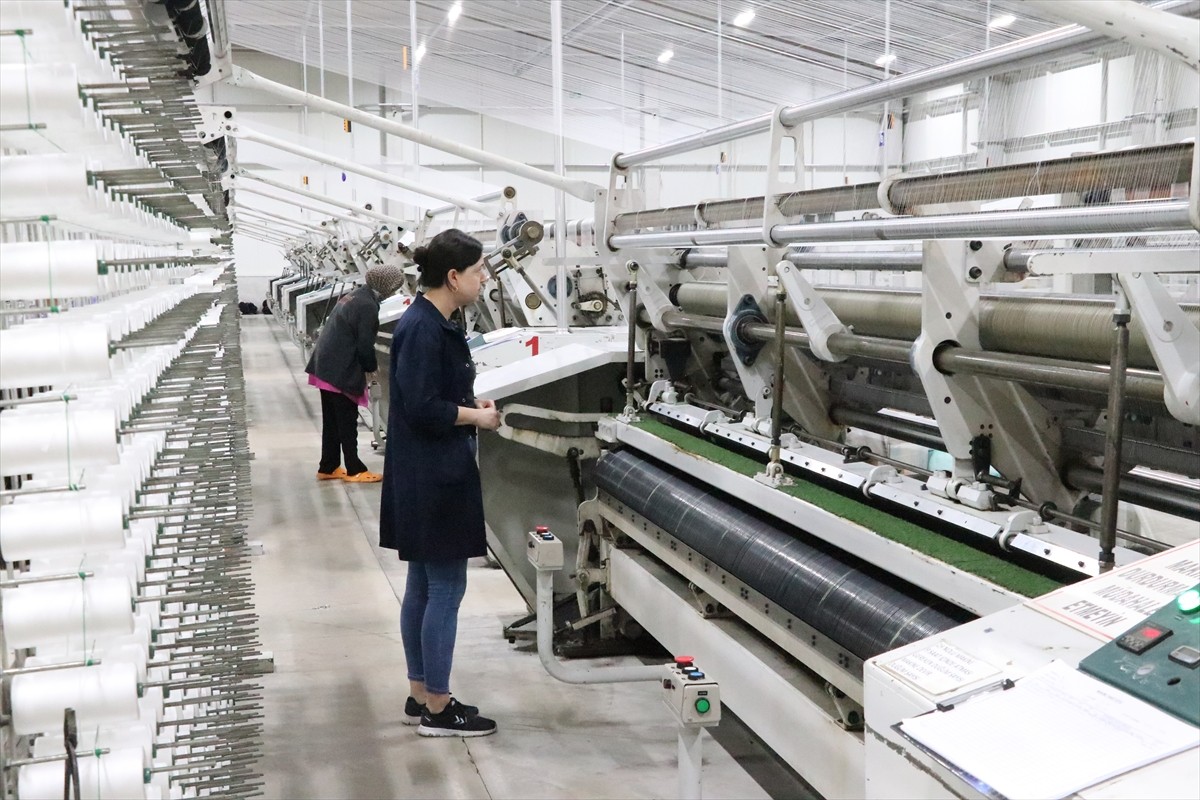 Devletin sağladığı teşvik ve desteklerle Yozgat'ta kurulan fabrikada üretilen düğümlü balık ağları...