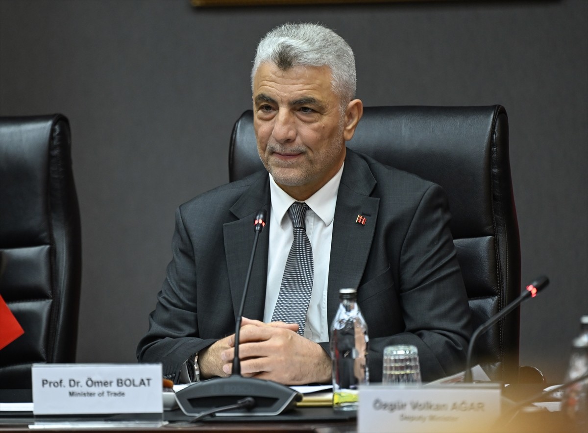 Ticaret Bakanı Ömer Bolat, Libya Ulaştırma Bakanı Muhammed Salim eş-Şehubi ile Bakanlıkta bir...