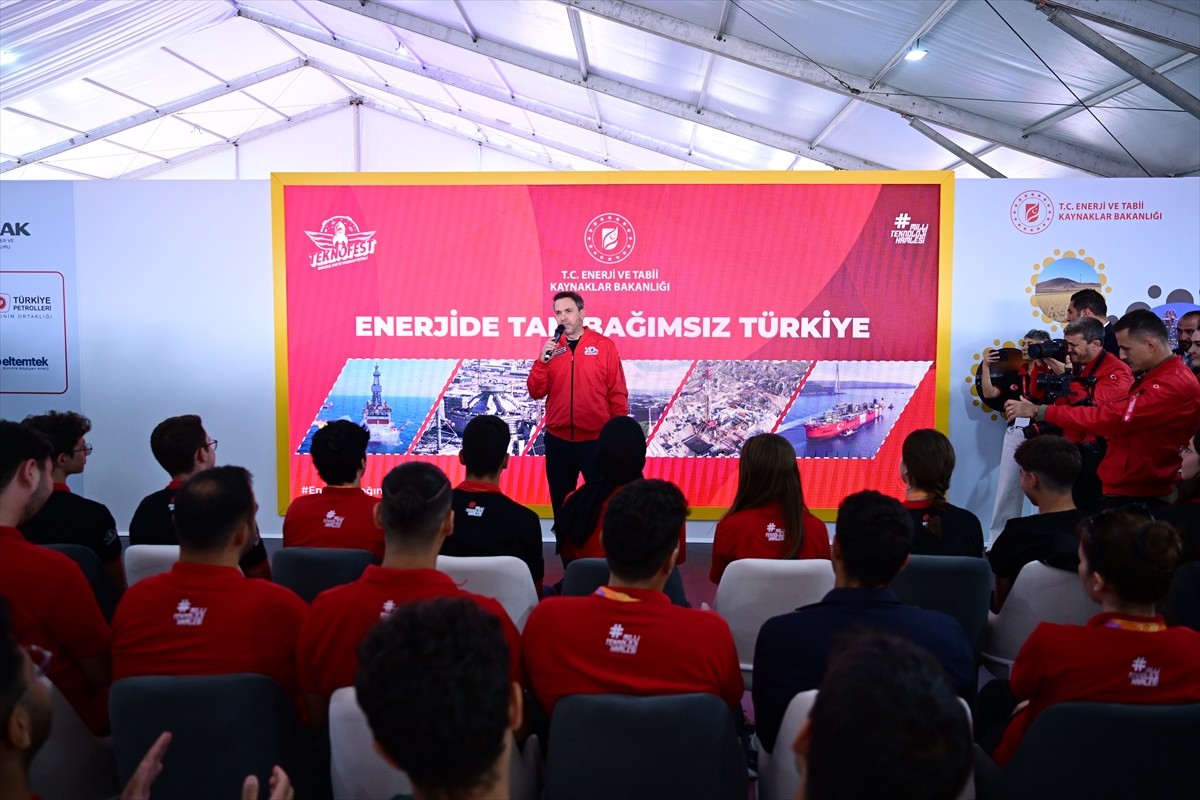 Enerji ve Tabii Kaynaklar Bakanı Alparslan Bayraktar, İstanbul Atatürk Havalimanı'nda Sanayi ve...