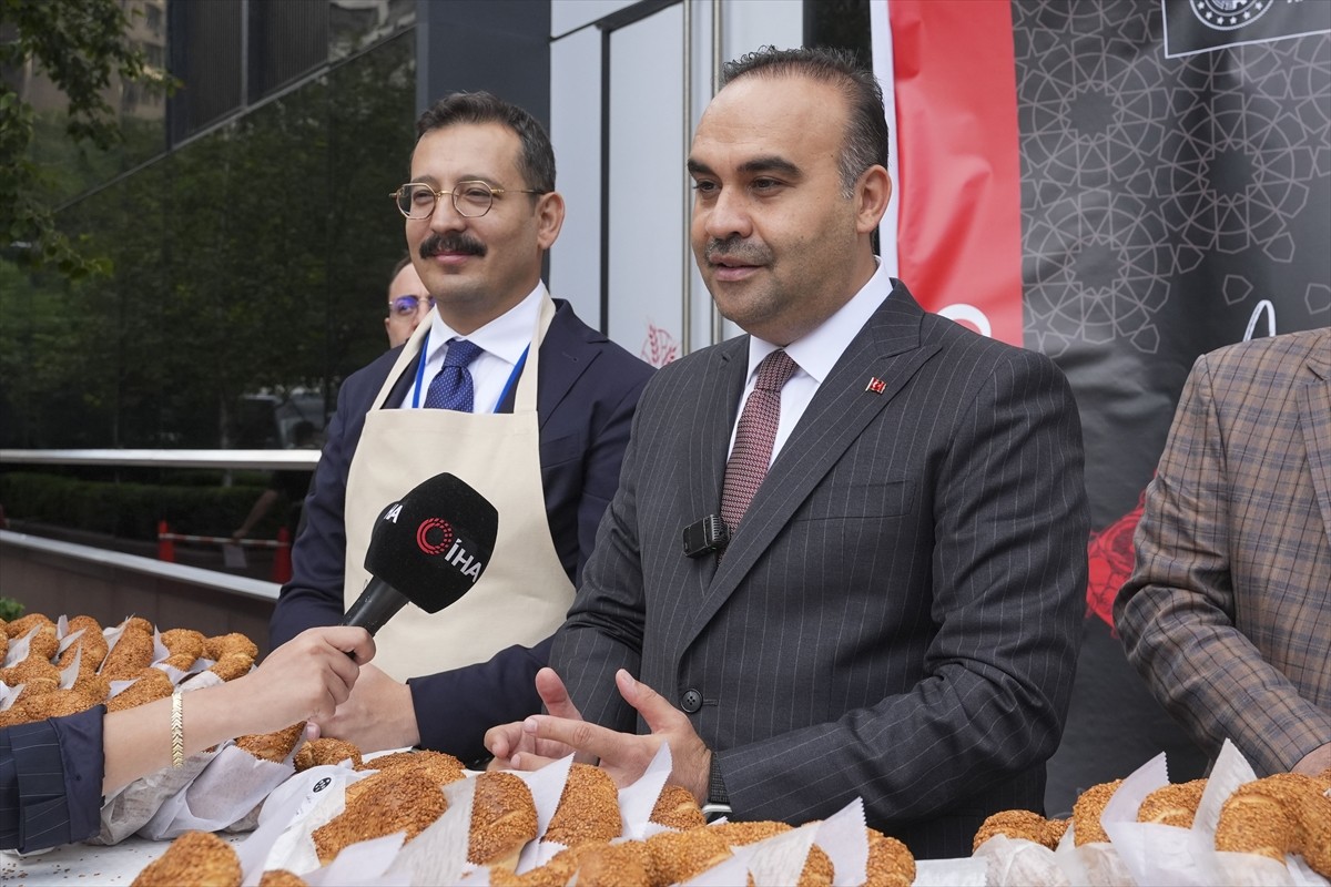 Sanayi ve Teknoloji Bakanı Mehmet Fatih Kacır (sol 2), Cumhurbaşkanı Recep Tayyip Erdoğan'ın eşi...