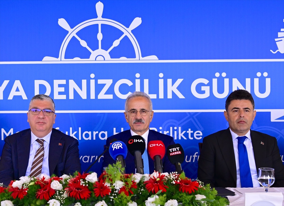 Ulaştırma ve Altyapı Bakanı Abdulkadir Uraloğlu (solda), Büyükada Anadolu Kulübünde...