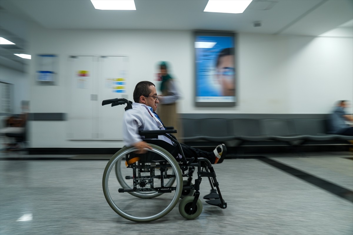 Doğuştan cam kemik hastalığıyla (osteogenesis imperfecta) yaşamını sürdüren 24 yaşındaki intörn...