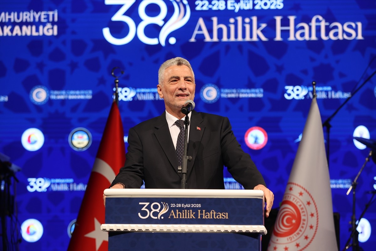 Ticaret Bakanı Ömer Bolat, Kırşehir'de Cacabey Meydanı'nda düzenlenen 38. Ahilik Haftası Kapanış...