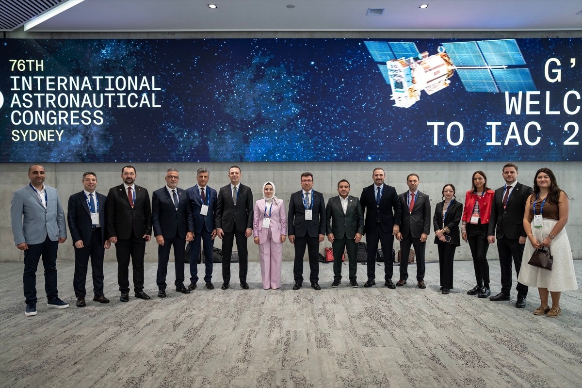 Türkiye Uzay Ajansı (TUA) Başkanı Yusuf Kıraç (solda), Avustralya'nın Sydney kentinde...