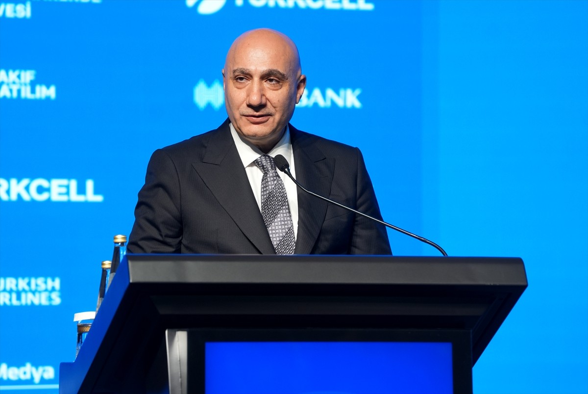 TürkMedya'nın düzenlediği e-Ticaret ve Perakende Zirvesi, Ticaret Bakanı Ömer Bolat (sol 5)...