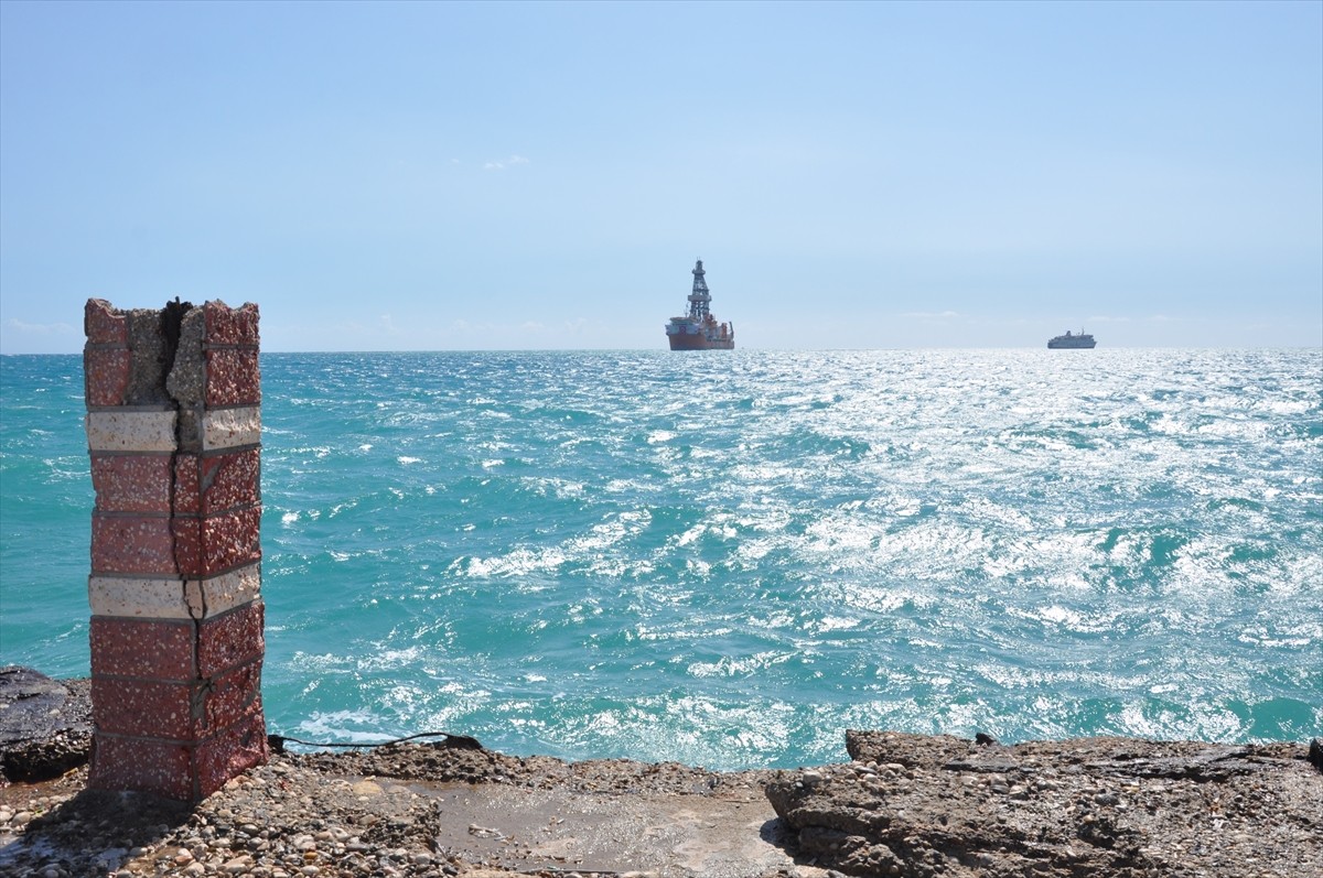 Türkiye'nin enerji filosuna katılan iki yeni sondaj gemisinden ilki, Mersin'in Taşucu Limanı...