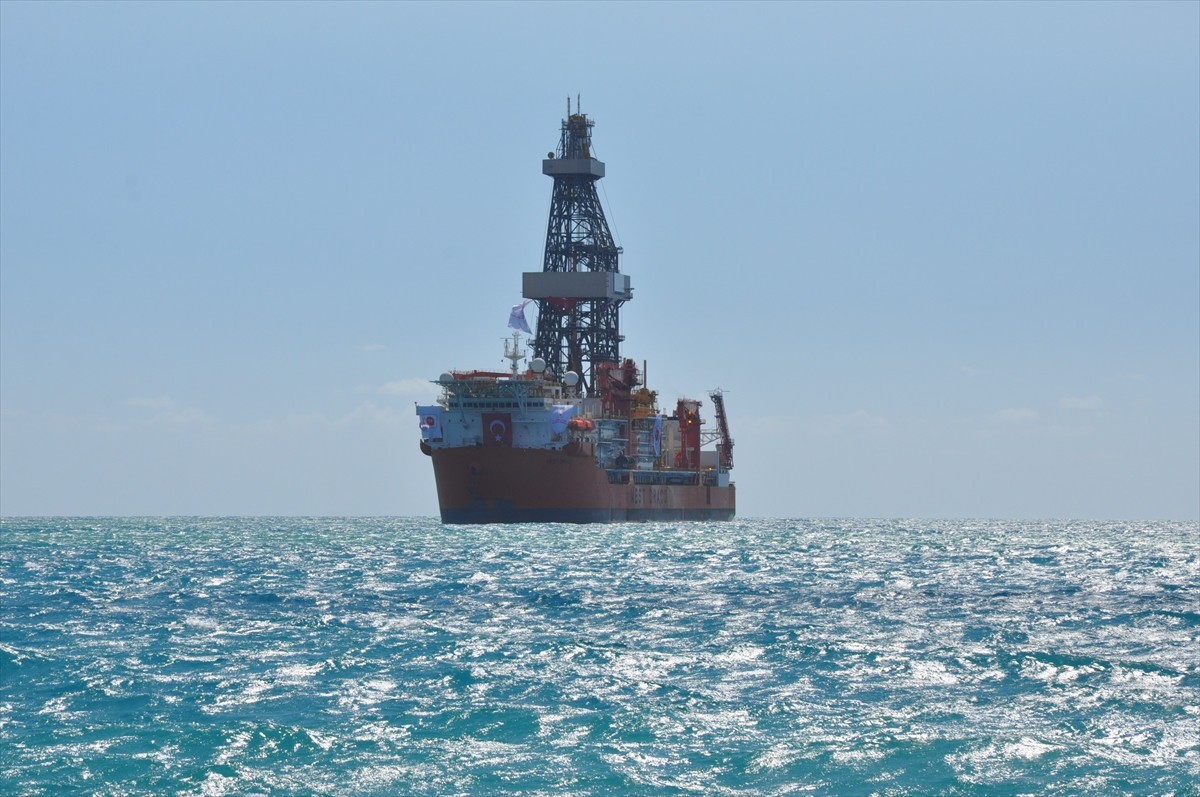 Türkiye'nin enerji filosuna katılan iki yeni sondaj gemisinden ilki, Mersin'in Taşucu Limanı...