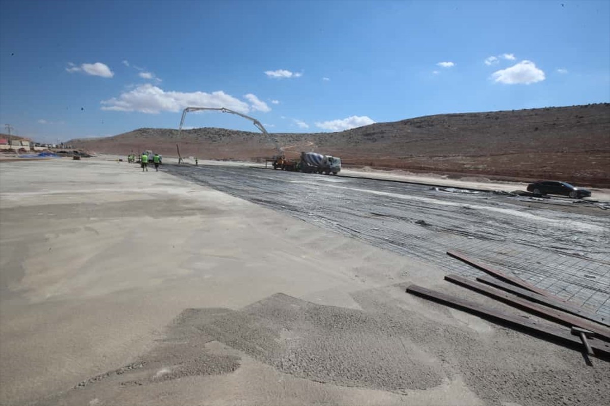 Hatay'ın Reyhanlı ilçesindeki Cilvegözü Sınır Kapısı'nda 500 tır kapasiteli park ve lojistik köyün...