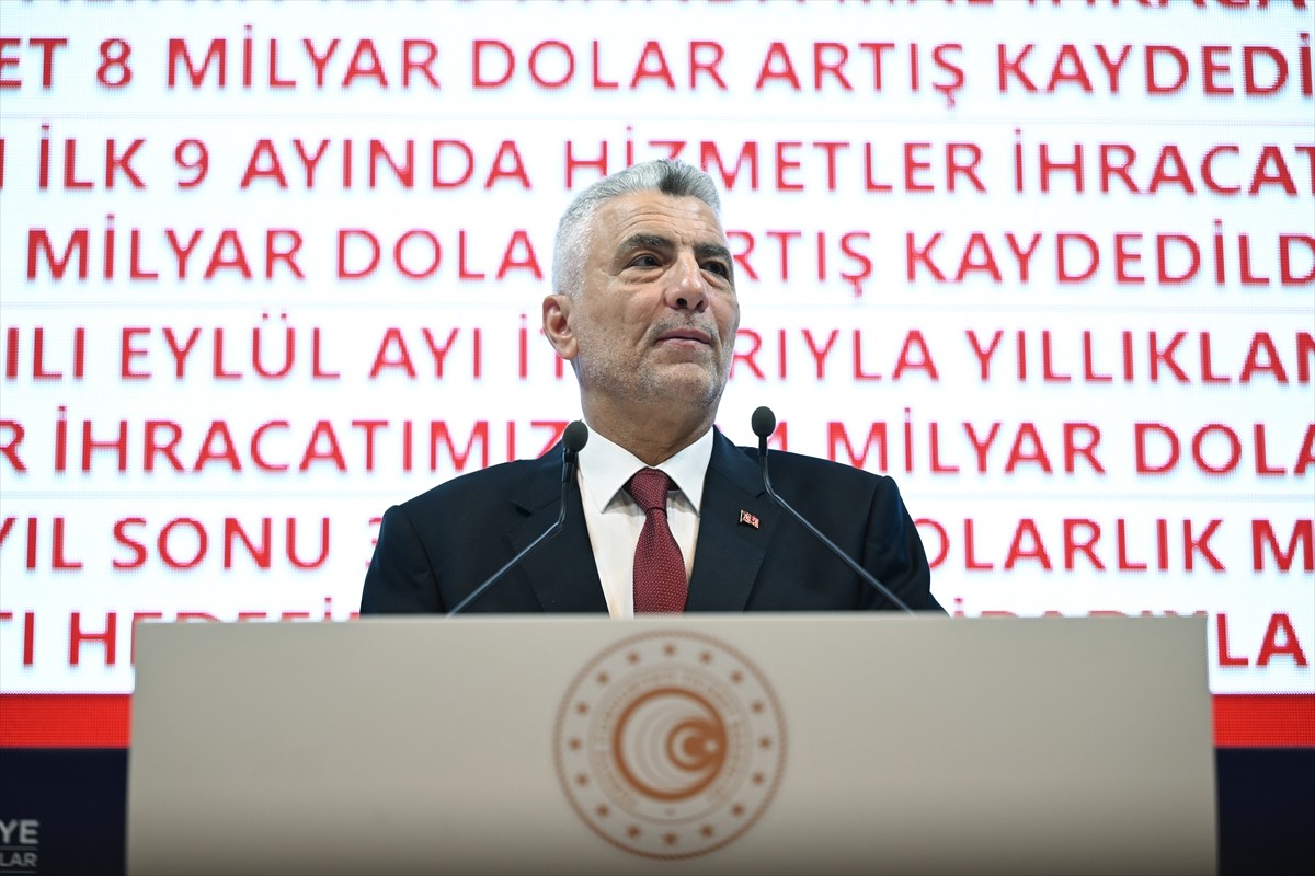 Ticaret Bakanı Ömer Bolat (ortada), Türkiye İhracatçılar Meclisi (TİM) Başkanı Mustafa Gültepe ile...